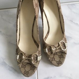 Size 10 Gucci canvas peep-toed shoes.